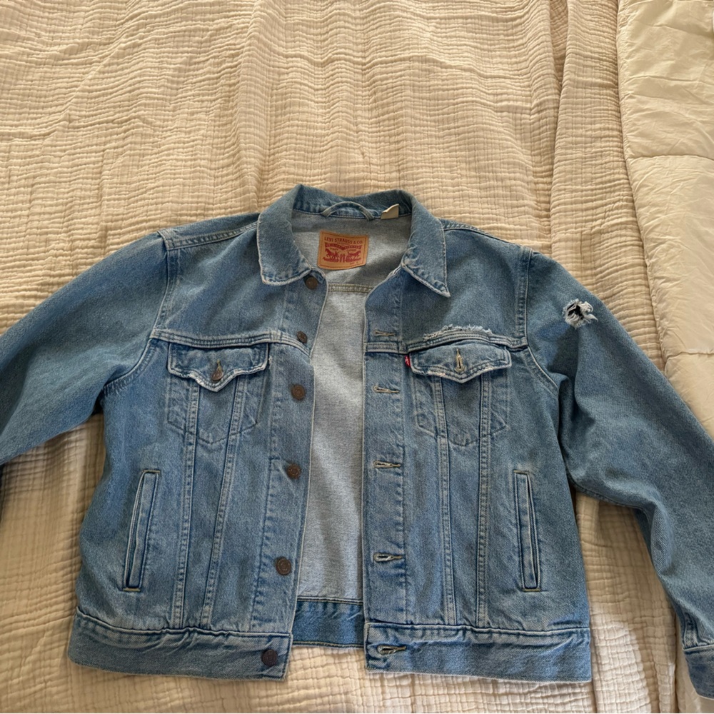 Stylish Levi denim jacket! One of my favorites